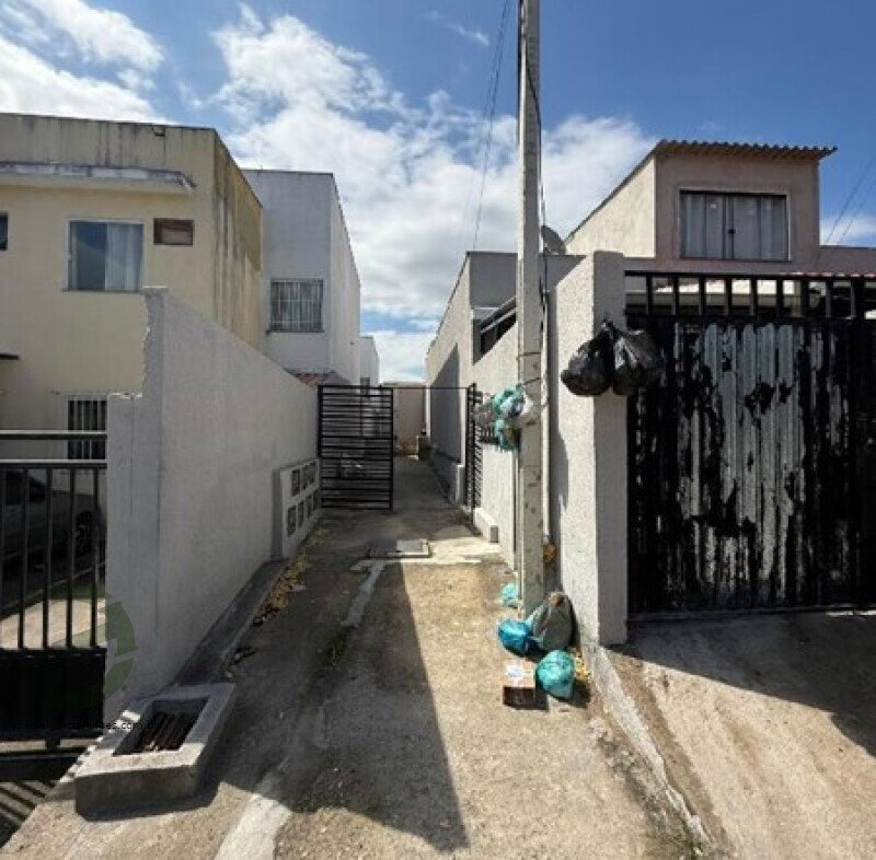 Casa com 2 quartos e 2 banheiros em condomínio