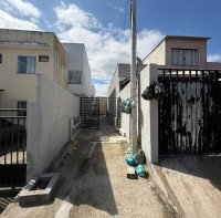 Casa com 2 quartos e 2 banheiros em condomínio
