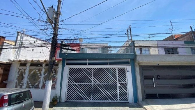 Casa com 3 quartos, 4 banheiros e 1 vaga de garagem