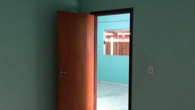 Casa com 3 quartos, 2 banheiros e 1 vaga de garagem, ocupada