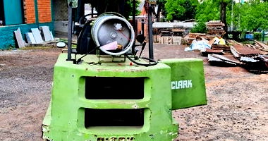 Empilhadeira Clarik C300 a Gás - Capacidade 2.500kg