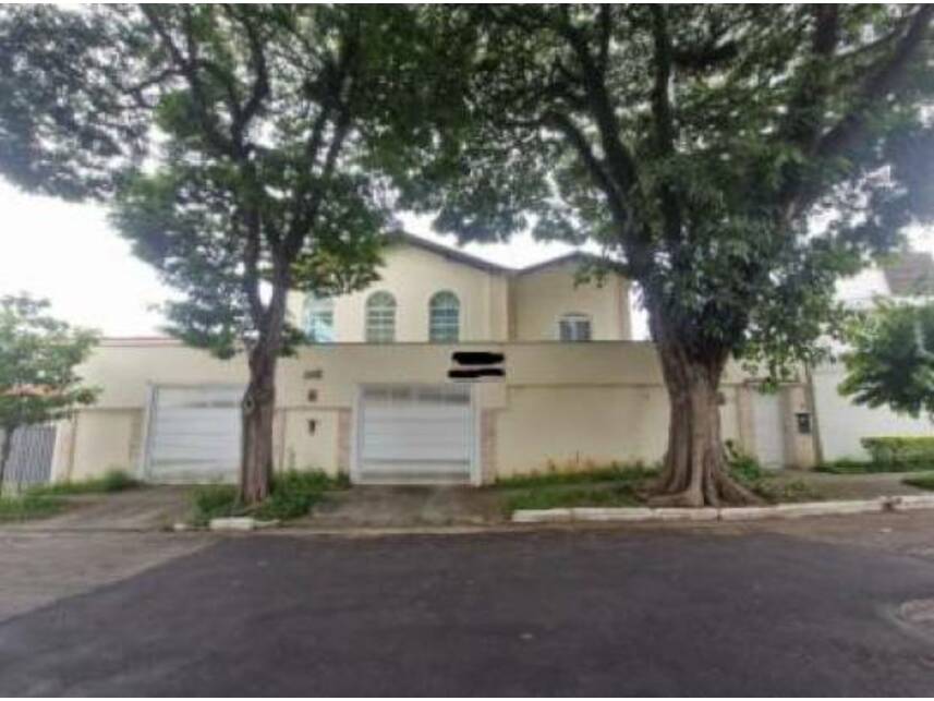 Casa com 490m² construídos, 5 vagas e piscina, ocupada