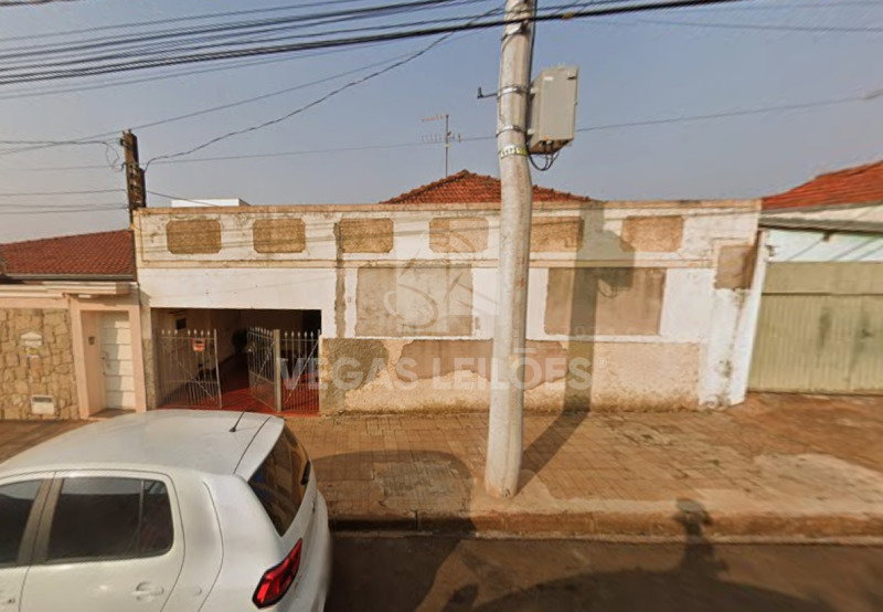 Casa com 2 quartos, 330m², desocupada