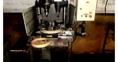 Furadeira e rosqueadeira com mesa redonda