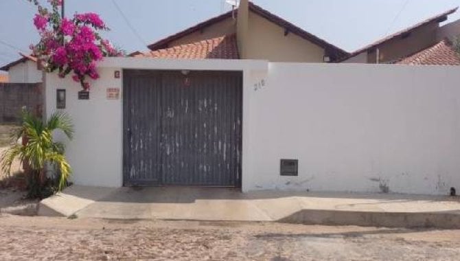 Casa com 3 quartos, 2 banheiros e 1 vaga de garagem
