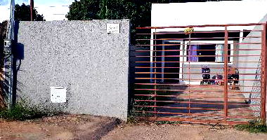 Casa com 2 quartos, varanda e vaga de garagem