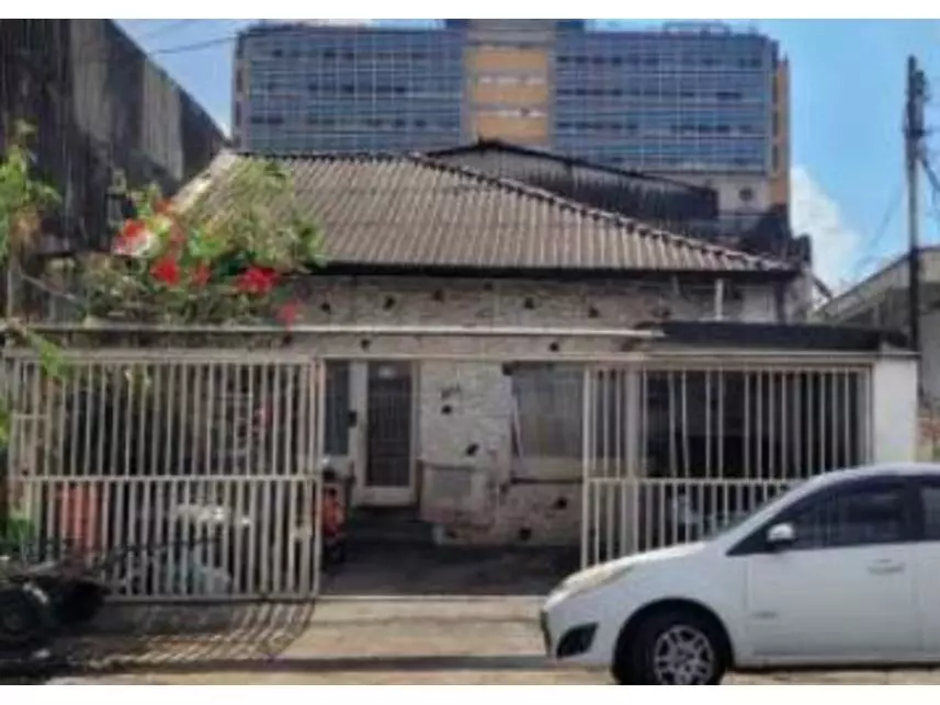 Casa em Leilão Ocupada com Amplo Terreno na Mooca