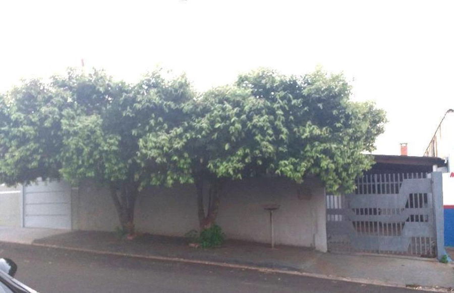 Casa padrão com 5 quartos e 2 banheiros, 187.92m² construída, ocupada