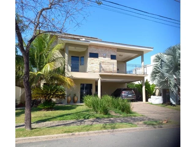 Sobrado com Piscina, 348m², 4 Quartos em Cuiabá