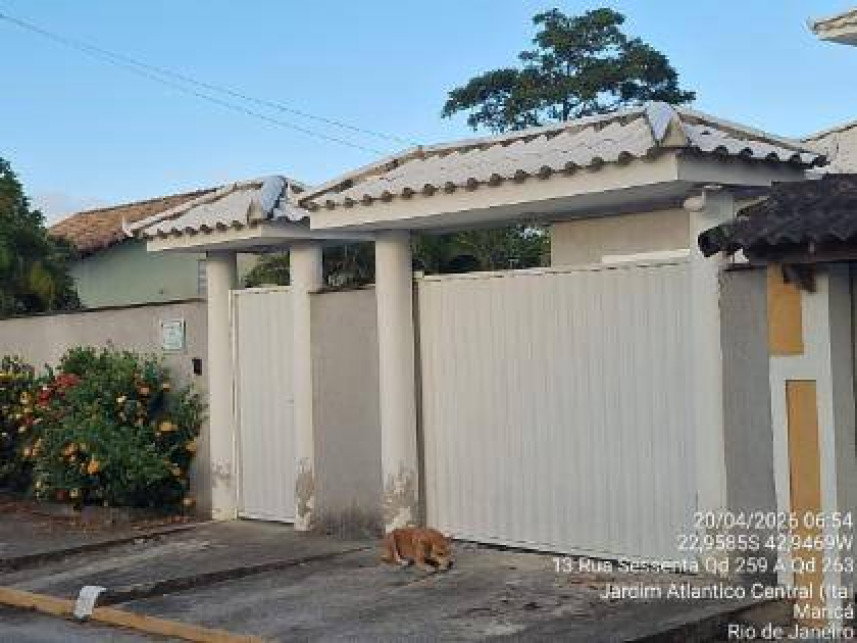 Casa ocupada com 99 m² de área construída