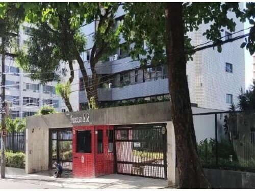 Apartamento Luxuoso com 4 Suítes e 3 Vagas em Salvador