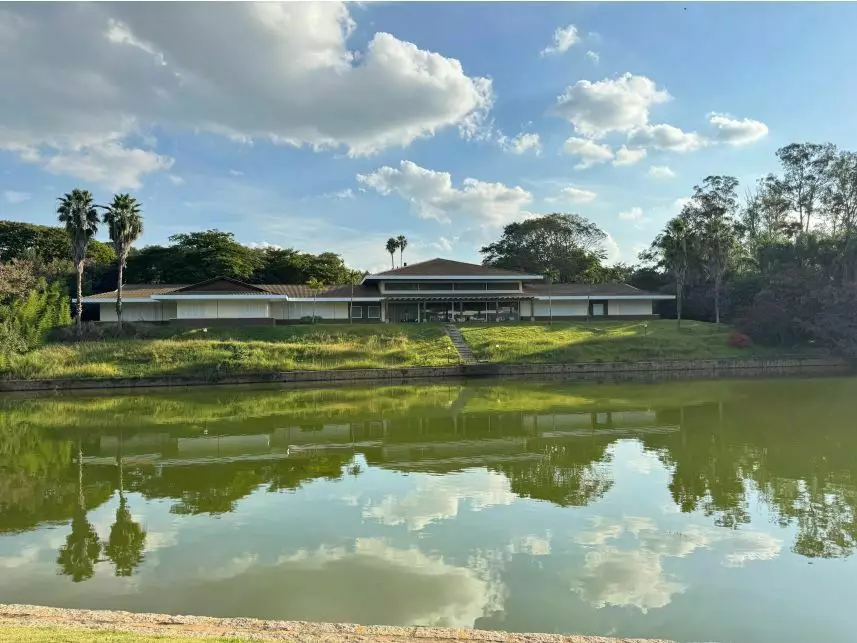 Casa ampla com 7 suítes, piscina e área gourmet, desocupada