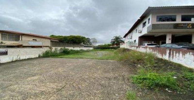 Terreno comercial de 340,65 m² em condomínio