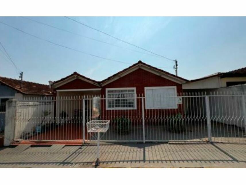 Casa Ocupada com 240m² de Terreno em Vila Ipê