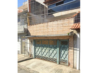 Casa ocupada com 300m² construídos