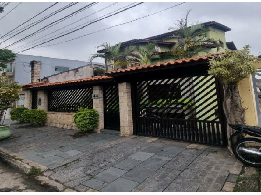 Casa em leilão com 758m² de área construída