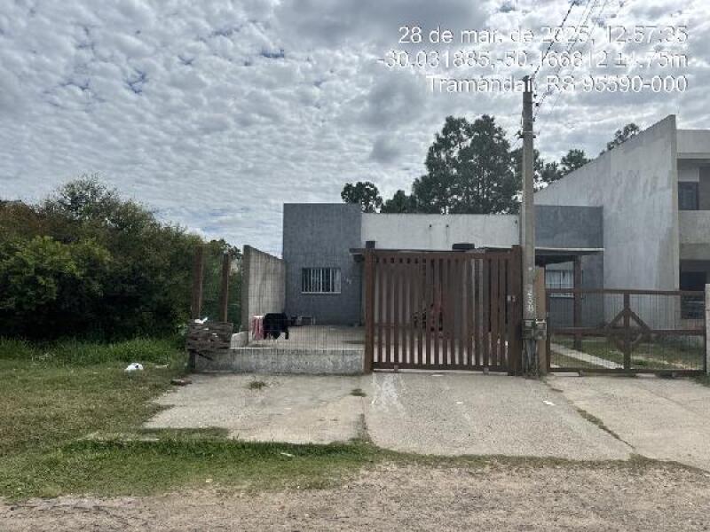 Casa com 2 quartos, 1 banheiro e vaga de garagem