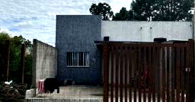 Casa com 2 quartos, 1 banheiro e vaga de garagem