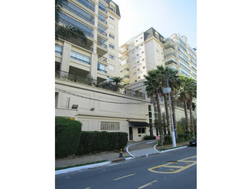 Apartamento com 4 quartos, 6 banheiros e 4 vagas