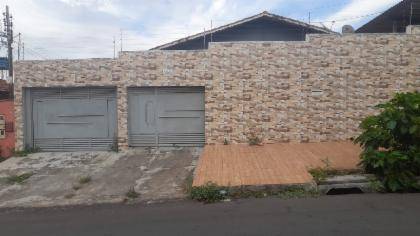 Casa com 3 quartos e 2 banheiros em 277m² construídos em 450m² de terreno
