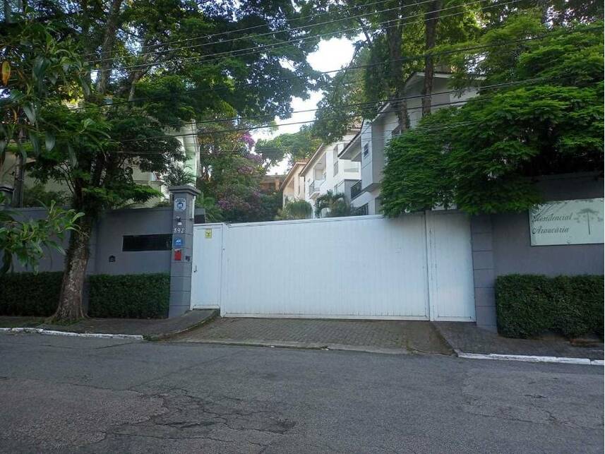 Casa em condomínio com 549m², ocupada, 273m² de terreno