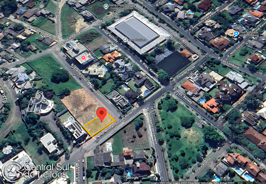 Terreno plano de esquina com 657,76m², sem edificações