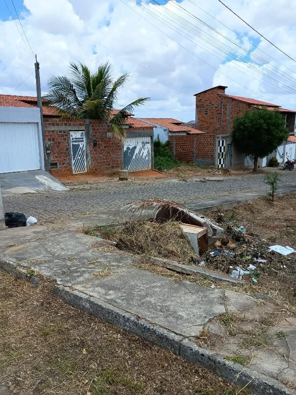 Casa com 2 quartos, banheiro, área construída 41,7m², terreno 128m²