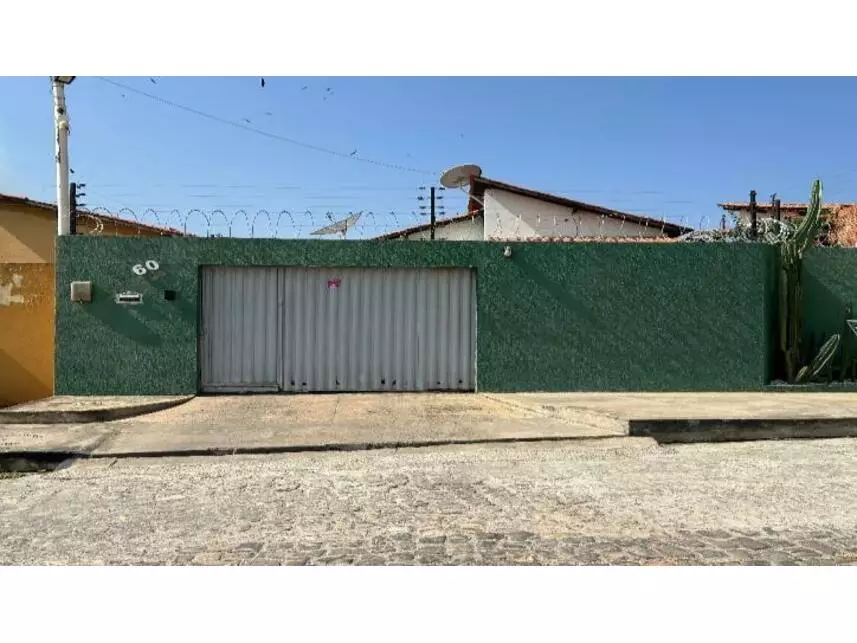 Casa em Leilão com 3 Quartos e 2 Banheiros