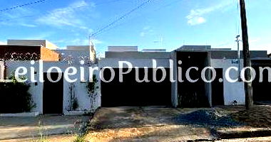 Casa com 3 quartos, 2 banheiros, 2 vagas e 124m² construída