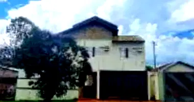 Casa padrão ocupada com 1 vaga e 205m² construída