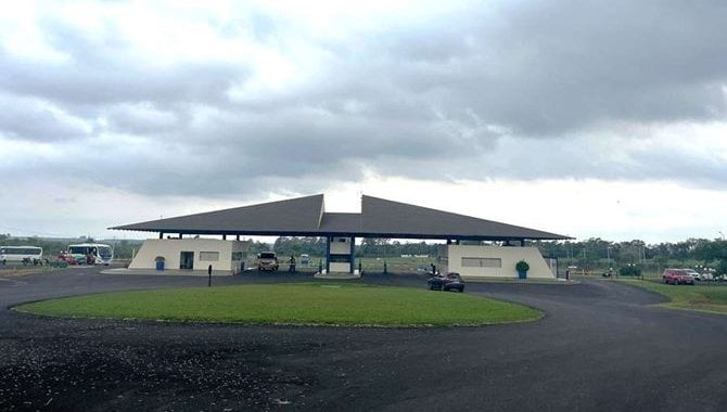Direitos sobre Terreno de 450m² em Condomínio Fechado