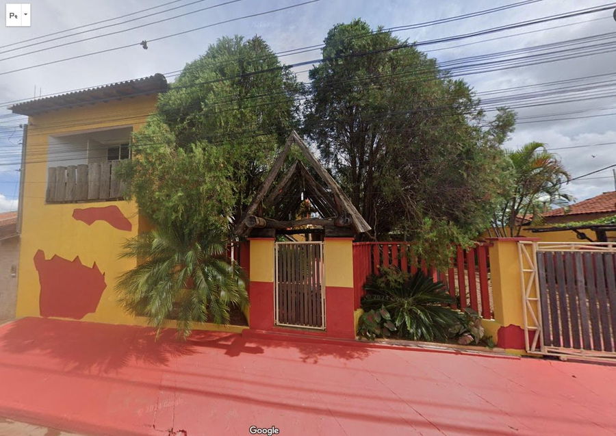 Pousada com 13 apartamentos, 2 pavimentos, área de recepção e estacionamento