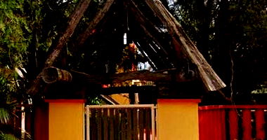 Pousada com 13 apartamentos, 2 pavimentos, área de recepção e estacionamento