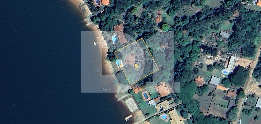 Casa com 388,8 m² construídos e 2.320 m² de terreno, ocupada