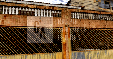 Casa com 3 quartos, 1 suíte, 2 banheiros, 2 vagas e 220m² construída