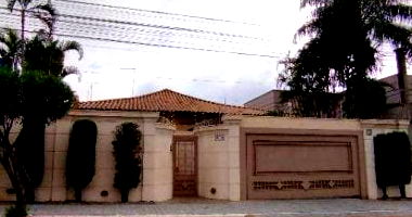 Casa padrão com 4 quartos, 3 banheiros, 2 vagas, 313m² construída, ocupada