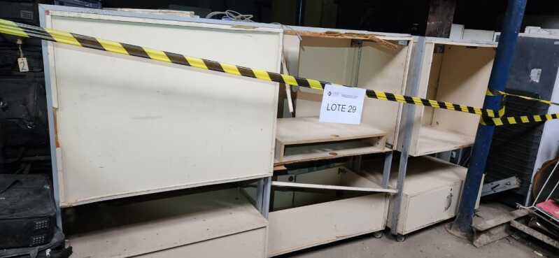 Armário de Madeira e Diversos Materiais Sucatas