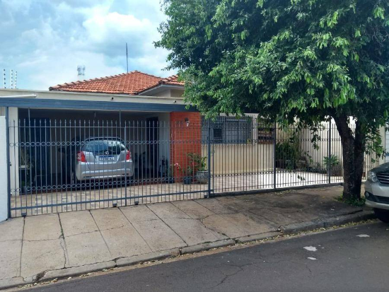 Casa em Presidente Prudente com 242m² de terreno