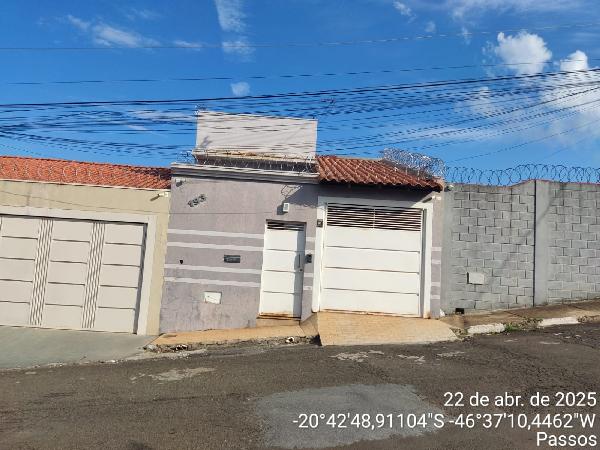 Casa com 3 quartos, 2 banheiros, 162m² área total, desocupada