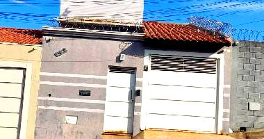 Casa com 3 quartos, 2 banheiros, 162m² área total, desocupada