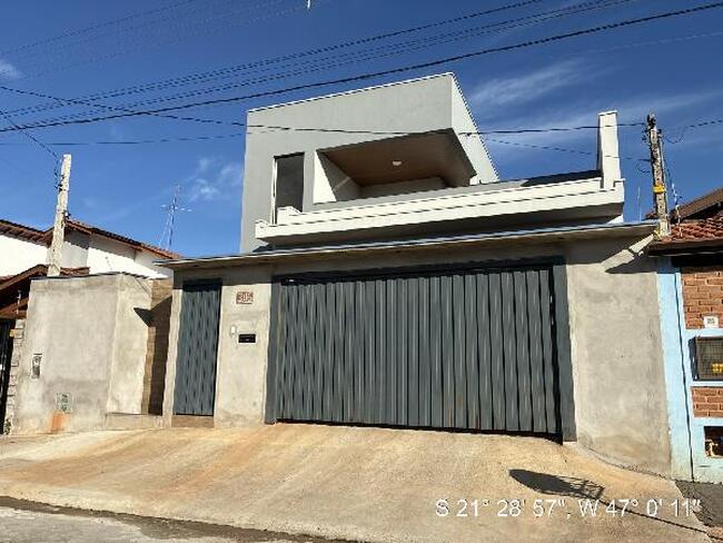 Casa de 3 quartos com 3 banheiros e 294 m²