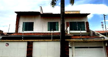 Casa com 3 quartos, 2 banheiros, 80m² construída, desocupada