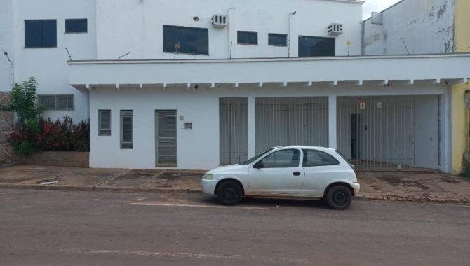 Casa padrão com 3 quartos e 4 banheiros em Rondonópolis