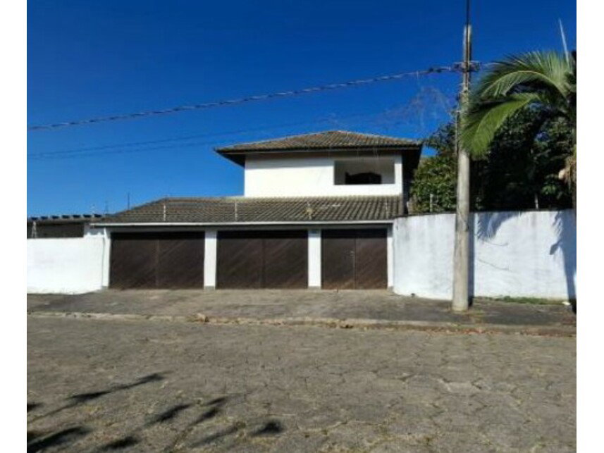 Casa em Leilão com 400m² de Terreno e 340m² Construídos