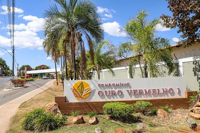 Terreno com Construção em Condomínio Fechado