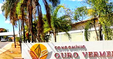 Terreno com Construção em Condomínio Fechado