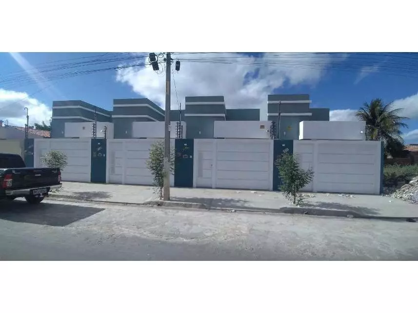Casa com 2 quartos, 1 banheiro e 1 vaga de garagem