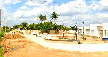 Casa com 3 quartos, 2 banheiros, varanda e 1 vaga de garagem