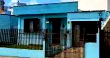 Casa padrão ocupada com 3 quartos, 2 banheiros e 1 vaga