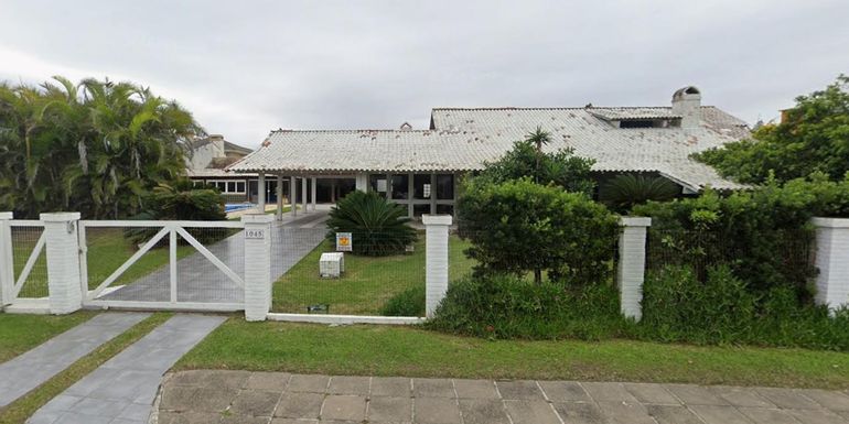 Casa com Piscina em Condomínio Fechado